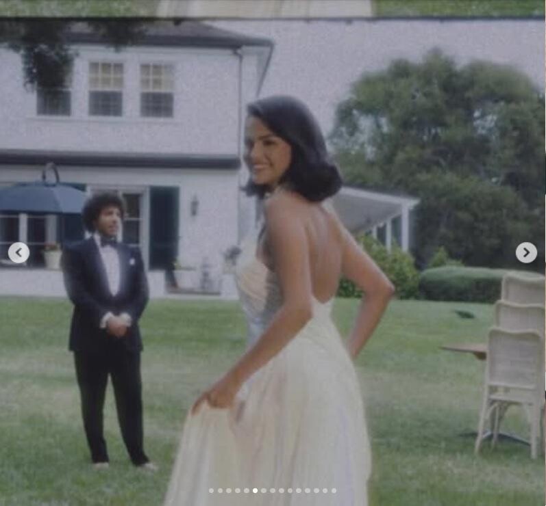 Selena Gomez的婚紗簡潔優雅,配合復古波浪髮型非常清雅。